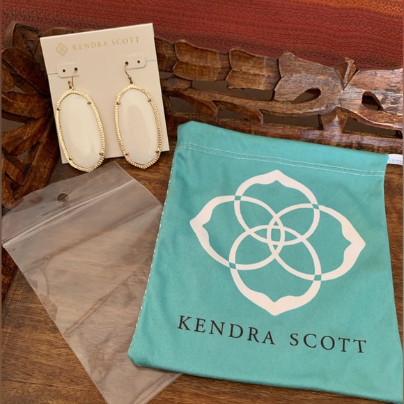 Kendra Scott Danielle MOP earrings - Picture 2 of 9